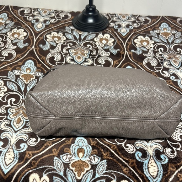 Michael Kors Jet Set Leather Shoulder Bag with Chain Straps - Picture 7 of 16